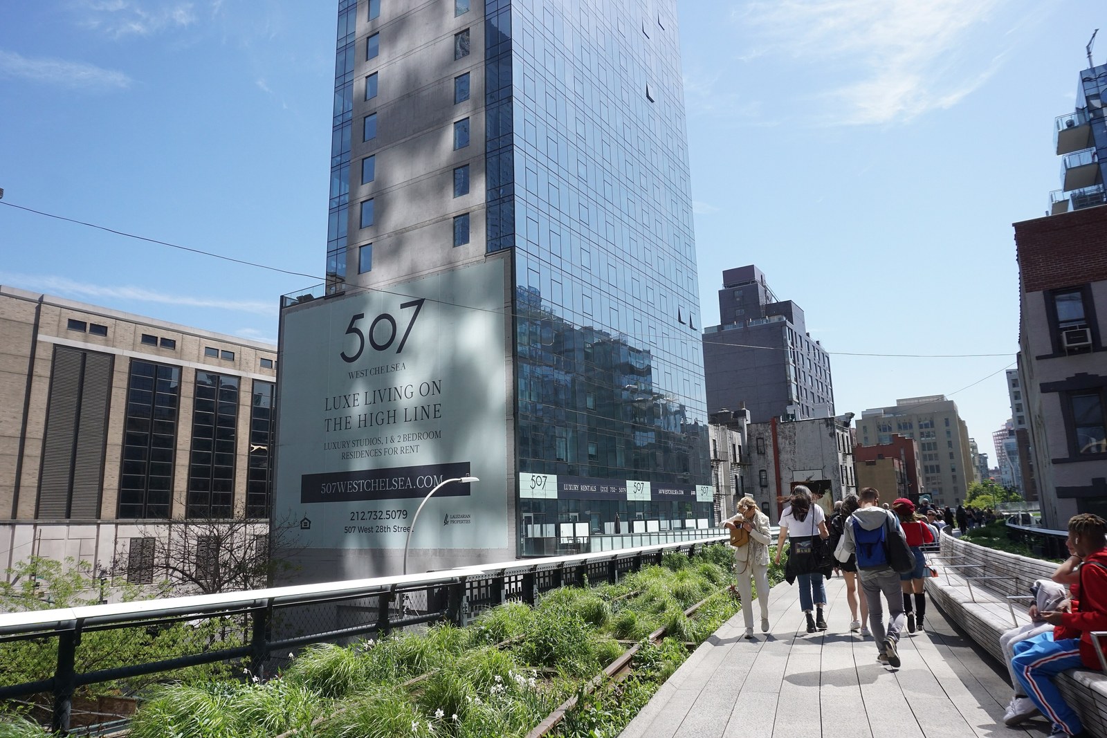 Vì sao kiến trúc cảnh quan là chìa khóa — Người đi bộ trên High Line cạnh bảng quảng