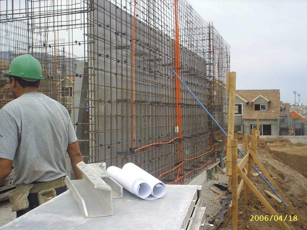Chứng chỉ hành nghề kiến trúc — Công nhân đội mũ bảo hộ xanh đứng cạnh