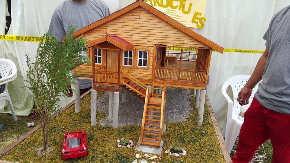ĐỒ ÁN SINH VIÊN KIẾN TRÚC — Mô hình nhà sàn gỗ của sinh viên, có cầu thang, sân cỏ