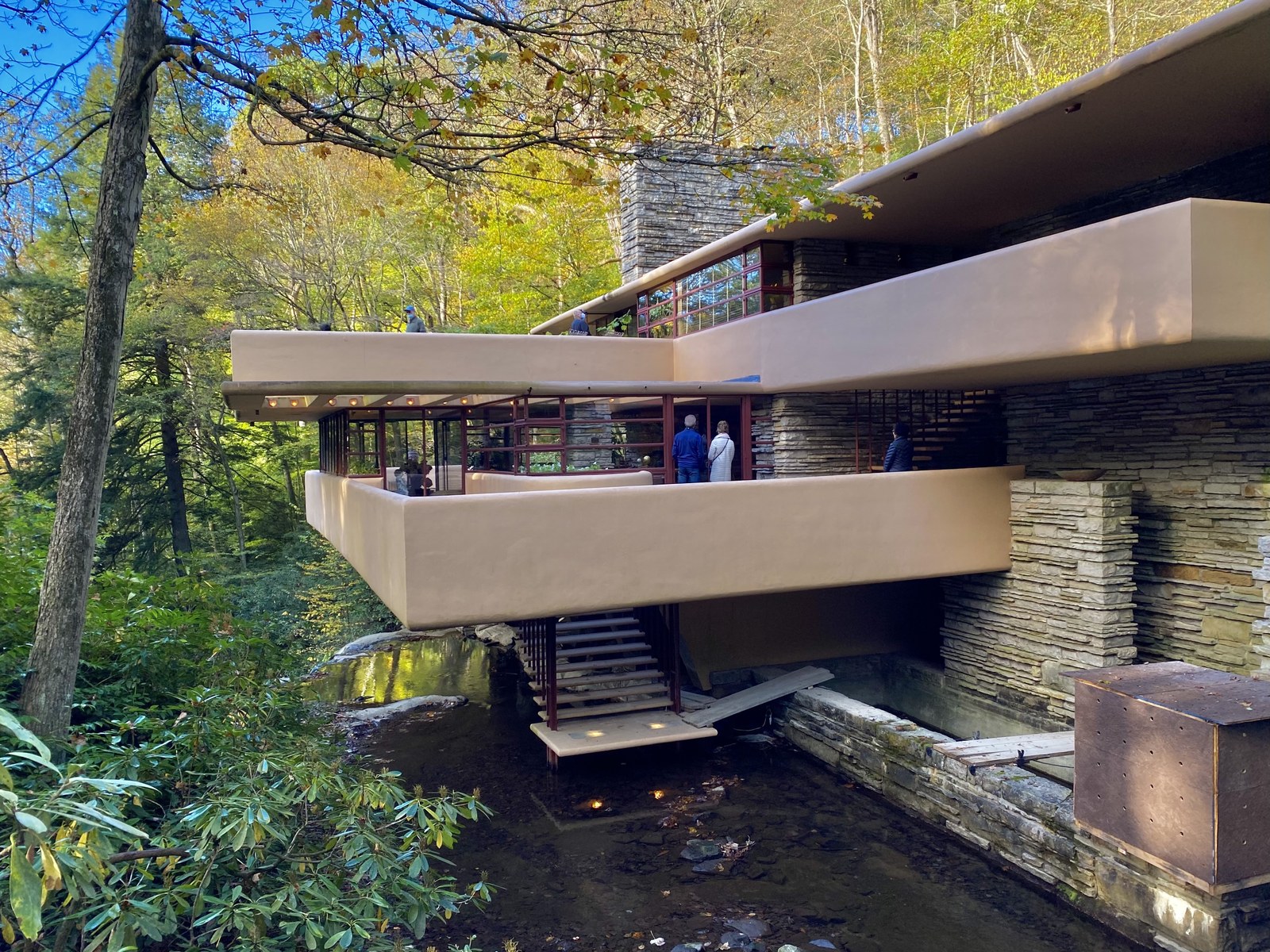 9 kiến trúc sư lừng danh không đi đường — Các ban công bê tông của Fallingwater vươn ra