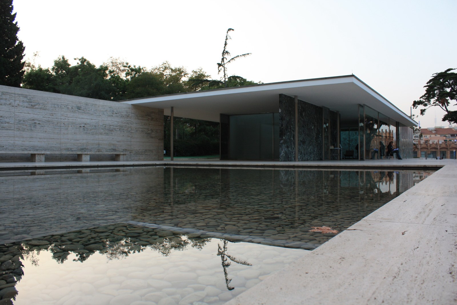 9 kiến trúc sư lừng danh không đi đường — Bể nước lớn trước Barcelona Pavilion của Mies