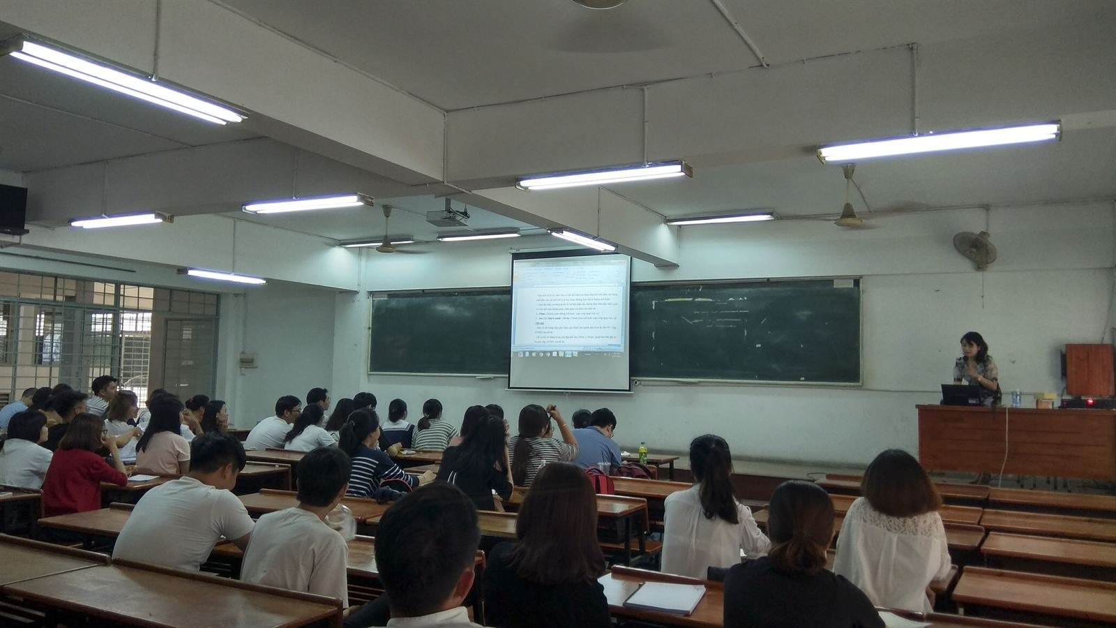 Khóa kiến trúc sư cảnh quan chính quy đầ — Giảng viên nữ đứng ở bục đầu phòng học