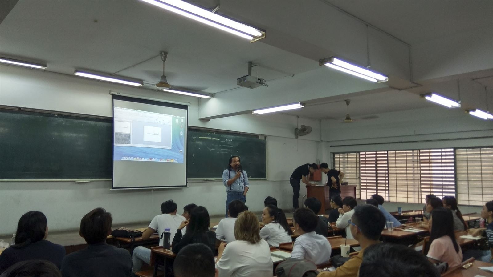 Khóa kiến trúc sư cảnh quan chính quy đầ — Giảng viên nam cầm micro đứng trước màn chiếu