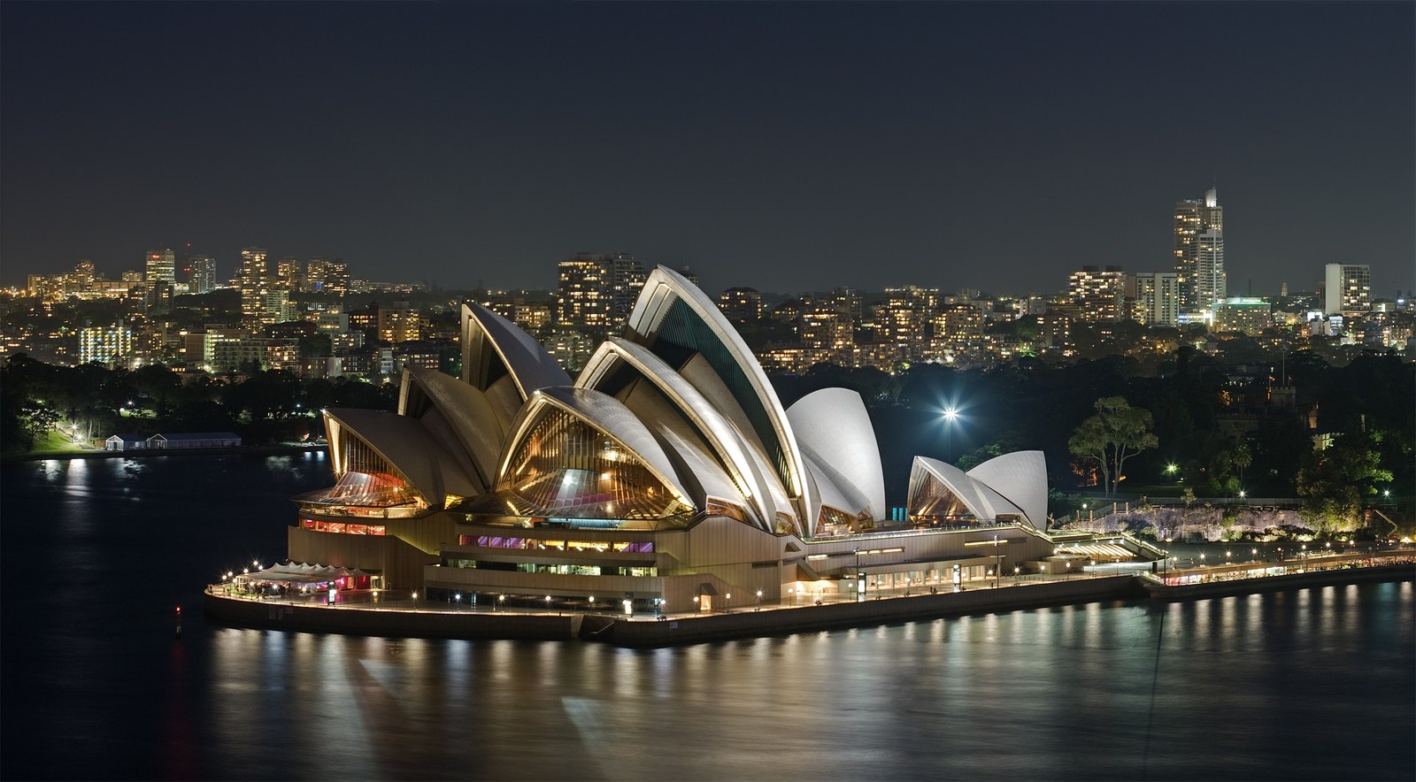 Hàm Cá Mập và 10 công trình từng bị đòi — Nhà hát Opera Sydney với các mái vỏ sò