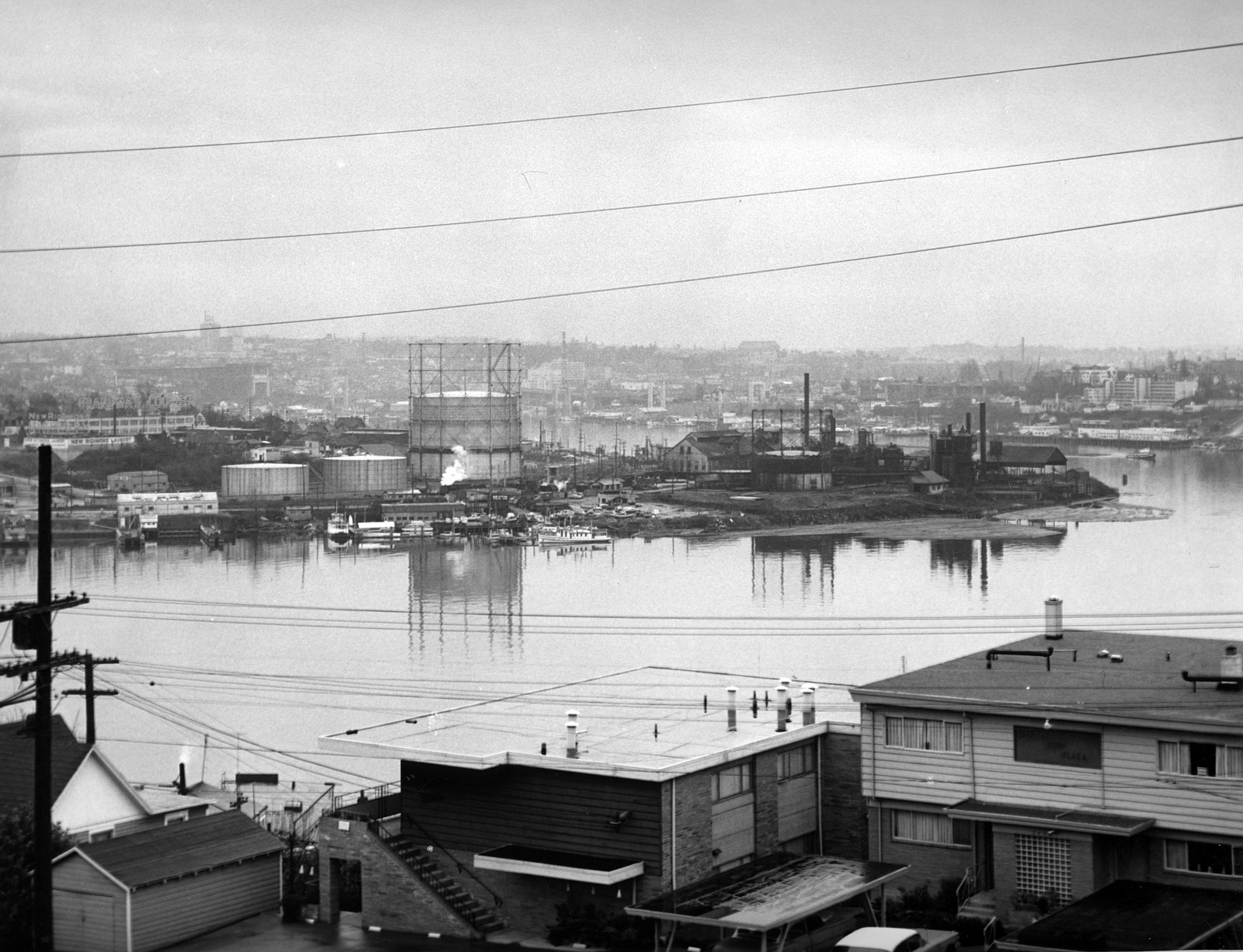 Hàm Cá Mập và 10 công trình từng bị đòi — Ảnh đen trắng năm 1960 nhà máy khí than