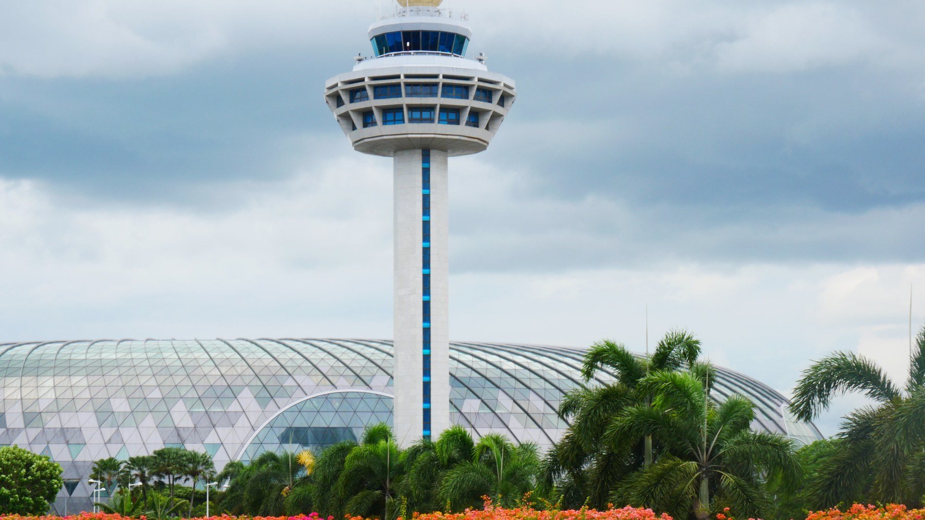 JEWEL CHANGI AIRPORT — sân bay giấu một khu rừng dưới mái kính