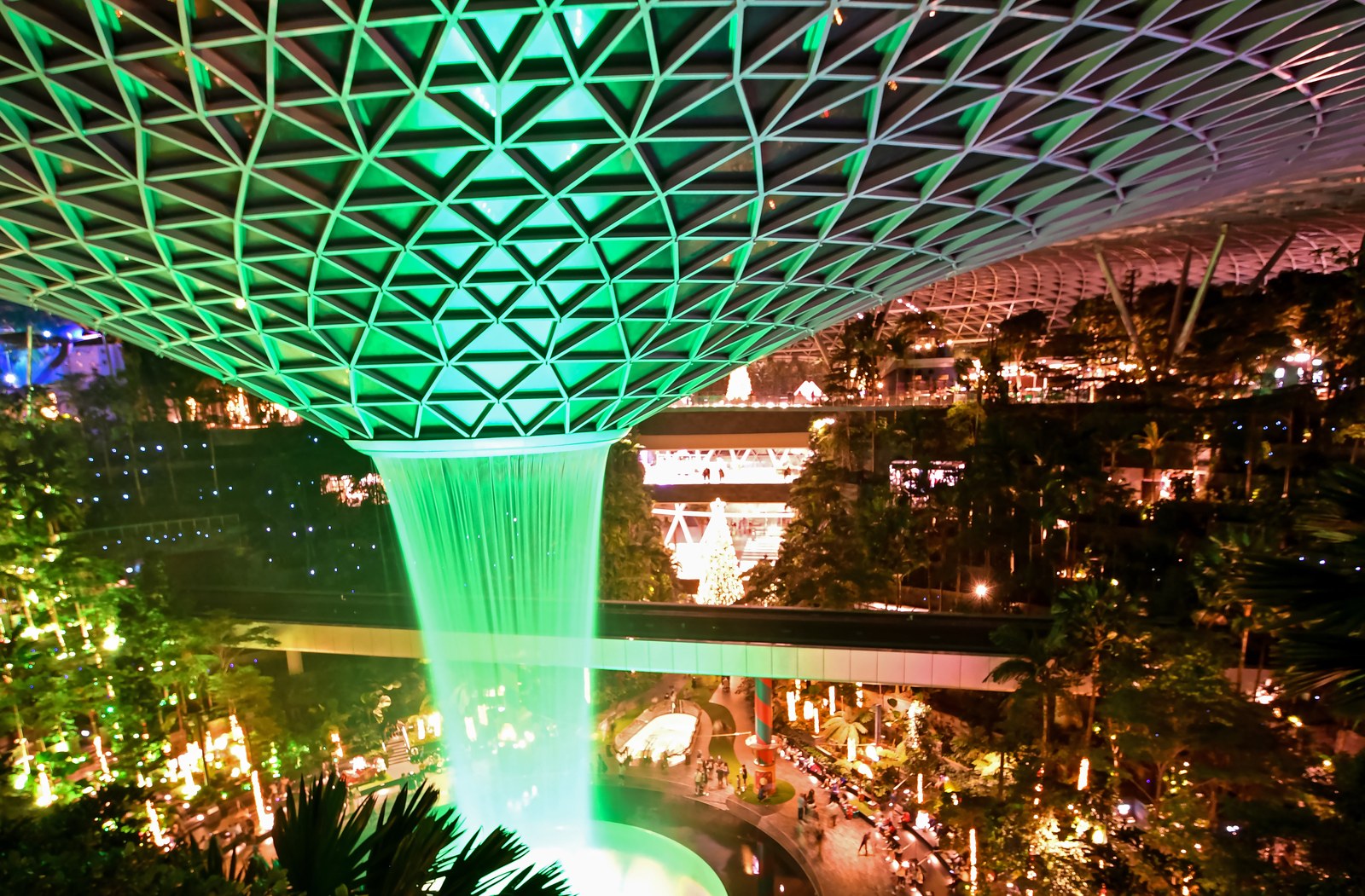 Jewel Changi — Thác Rain Vortex ban đêm chiếu đèn xanh lá