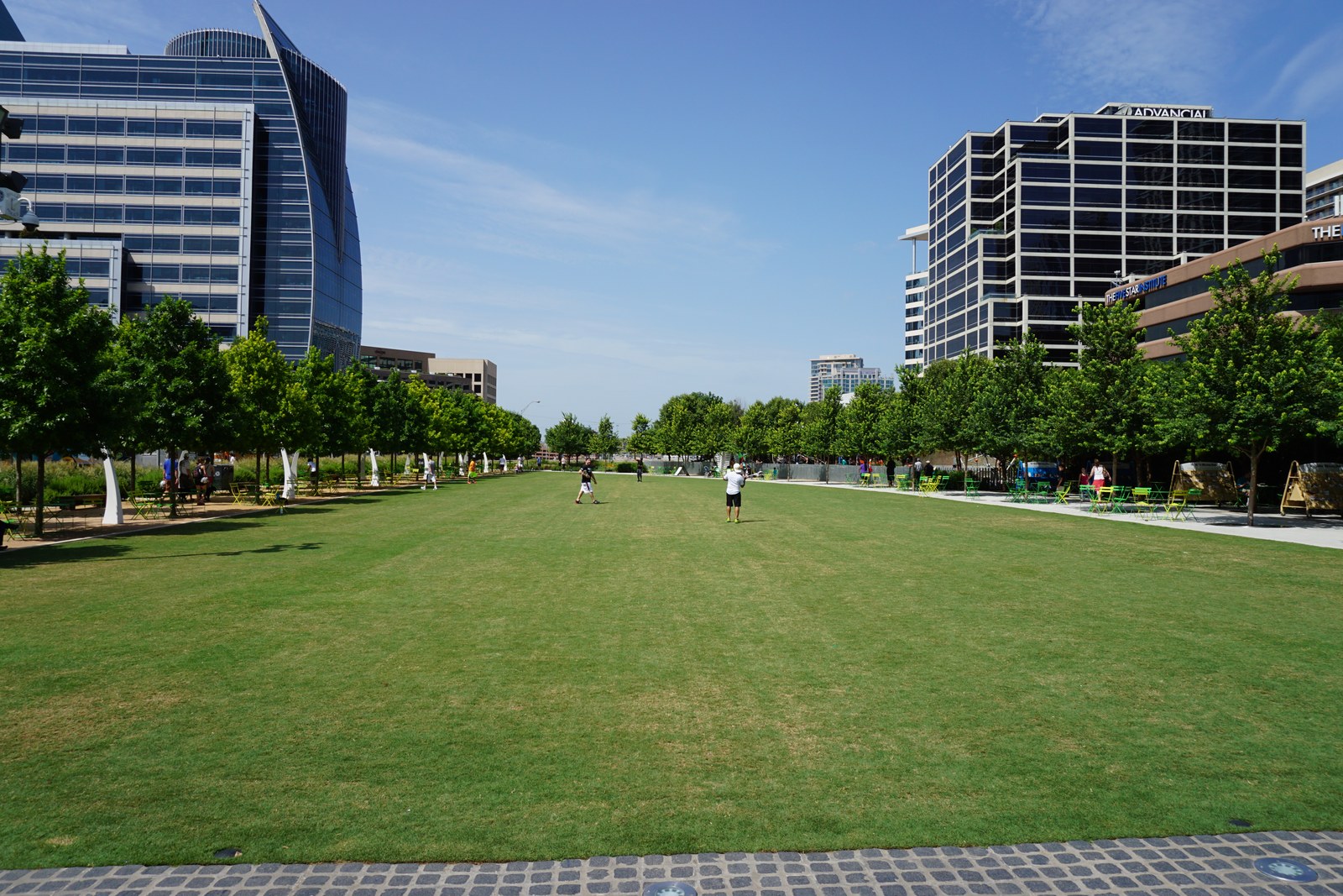 Klyde Warren Park — Bãi cỏ rộng của công viên nhìn ra các