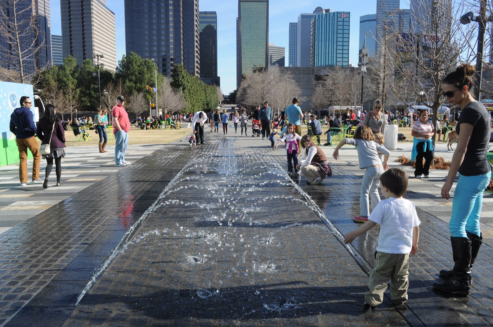 Klyde Warren Park — Khu vực đài phun nước dạng tia cho trẻ
