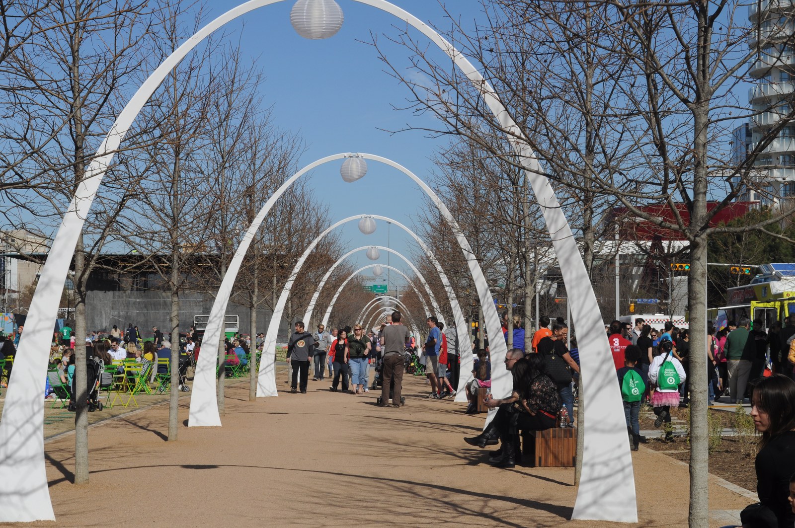 Klyde Warren Park — Người dân đi dạo và ngồi nghỉ dưới dãy