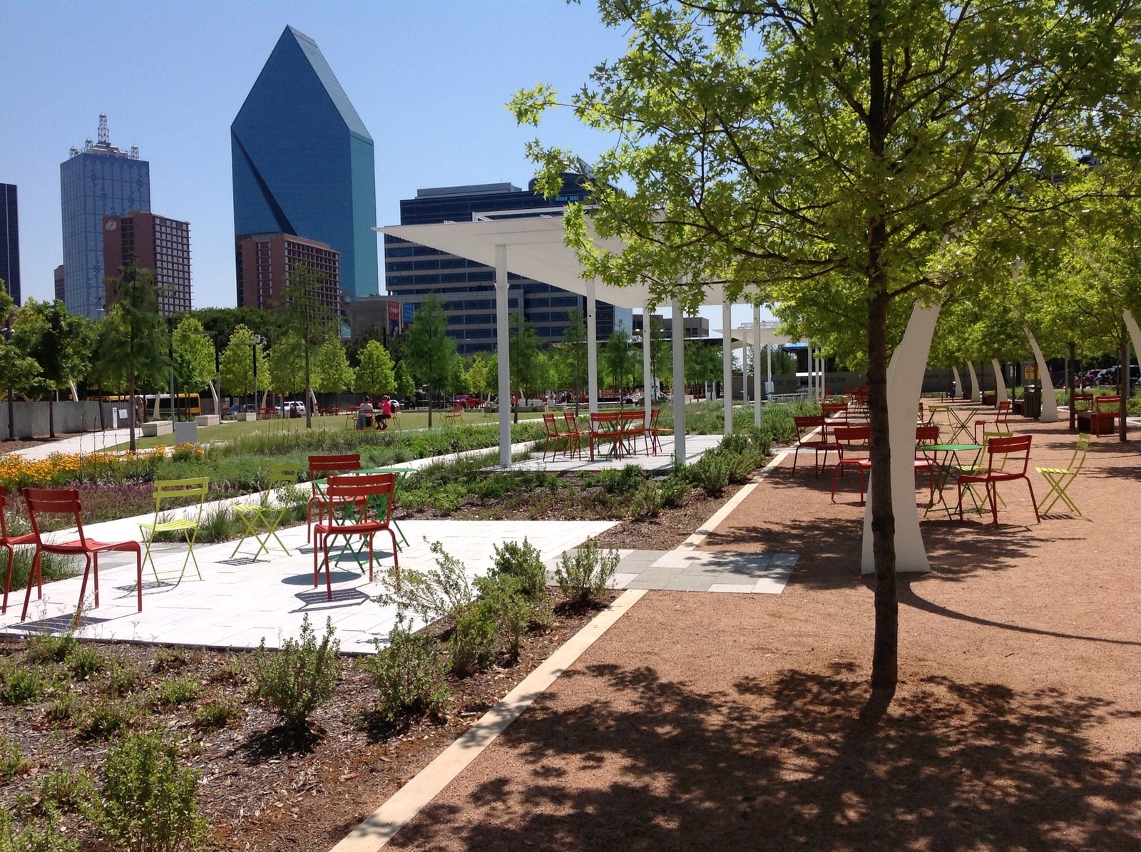 Klyde Warren Park — Khu vực mái che (pavilion) và bàn ghế màu