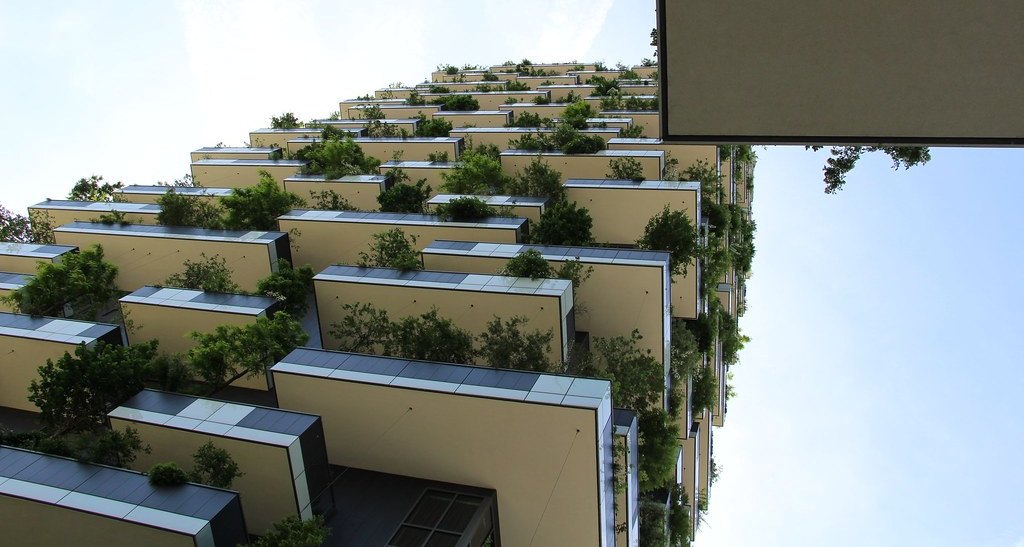 Bosco Verticale — Nhìn ngược lên các ban công phủ cây xanh