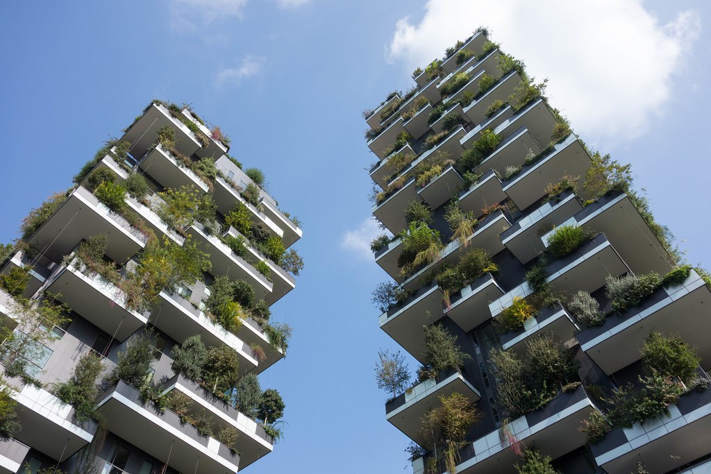 Bosco Verticale — Hai tháp Bosco Verticale nhìn ngược từ phố