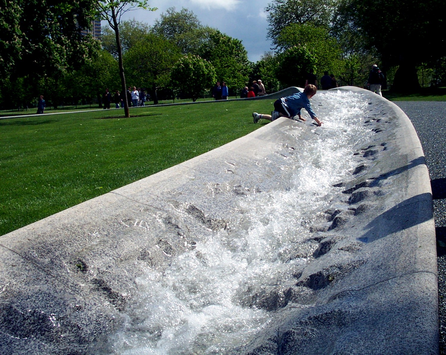 Đài tưởng niệm Diana, Công nương xứ Wales tại Hyde Park, London — vòng nước bằng đá granite chảy quanh bãi cỏ