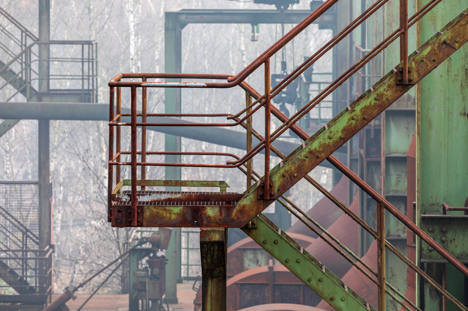 Duisburg-Nord — Cầu thang và khung thép gỉ áp vào tường