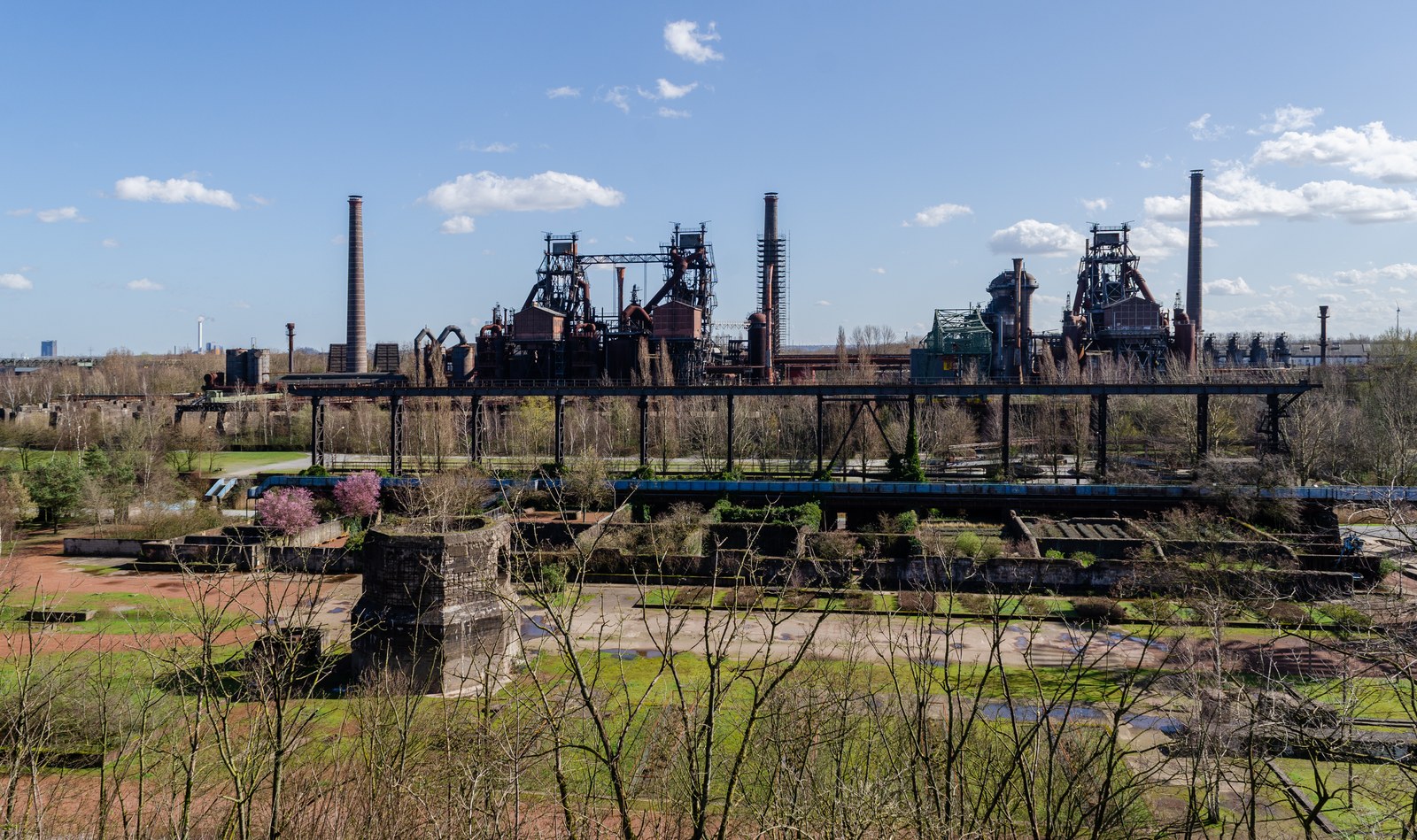 Duisburg-Nord — Khu lò cao nhìn từ xa qua bãi cỏ