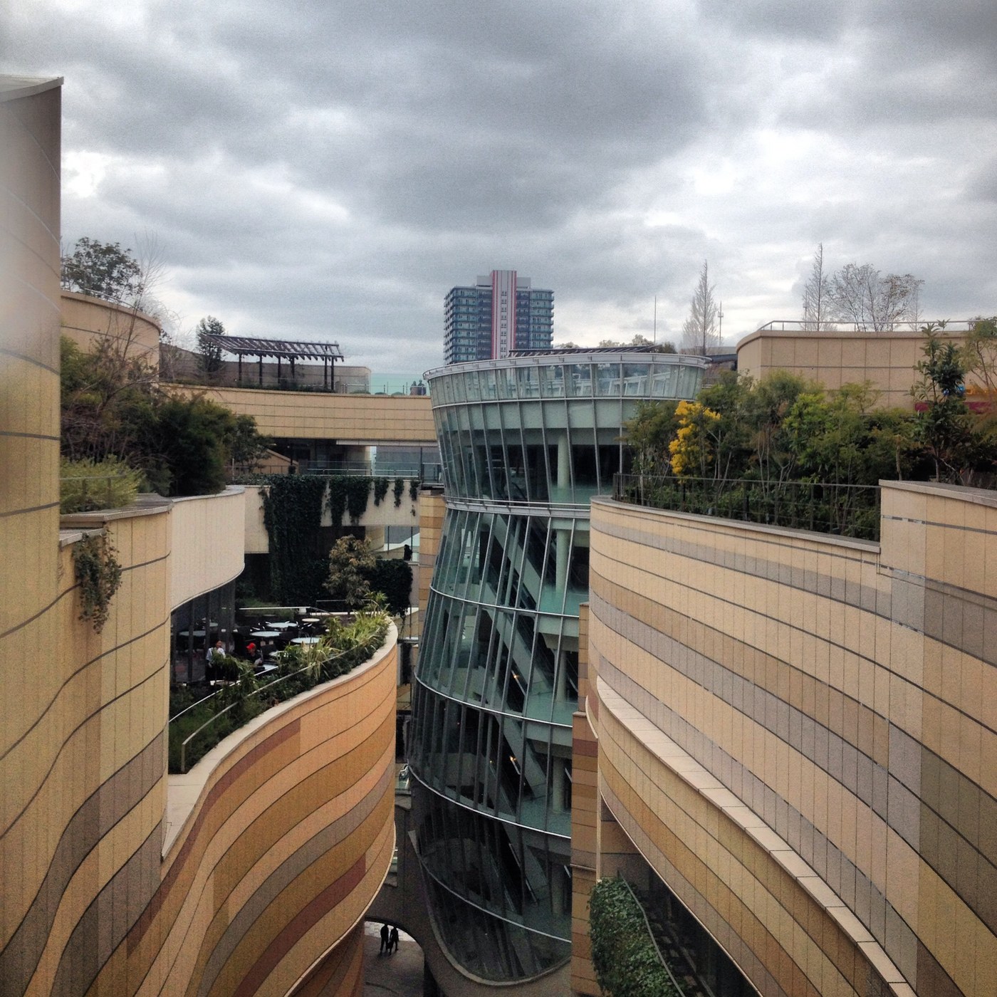 Namba Parks — Sân trong dạng hẻm núi (canyon) của Namba Parks
