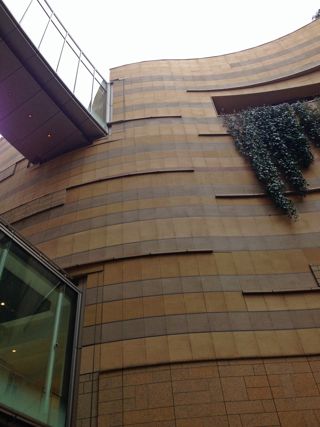 Namba Parks — Cận cảnh các tầng tường cong ốp gỗ với