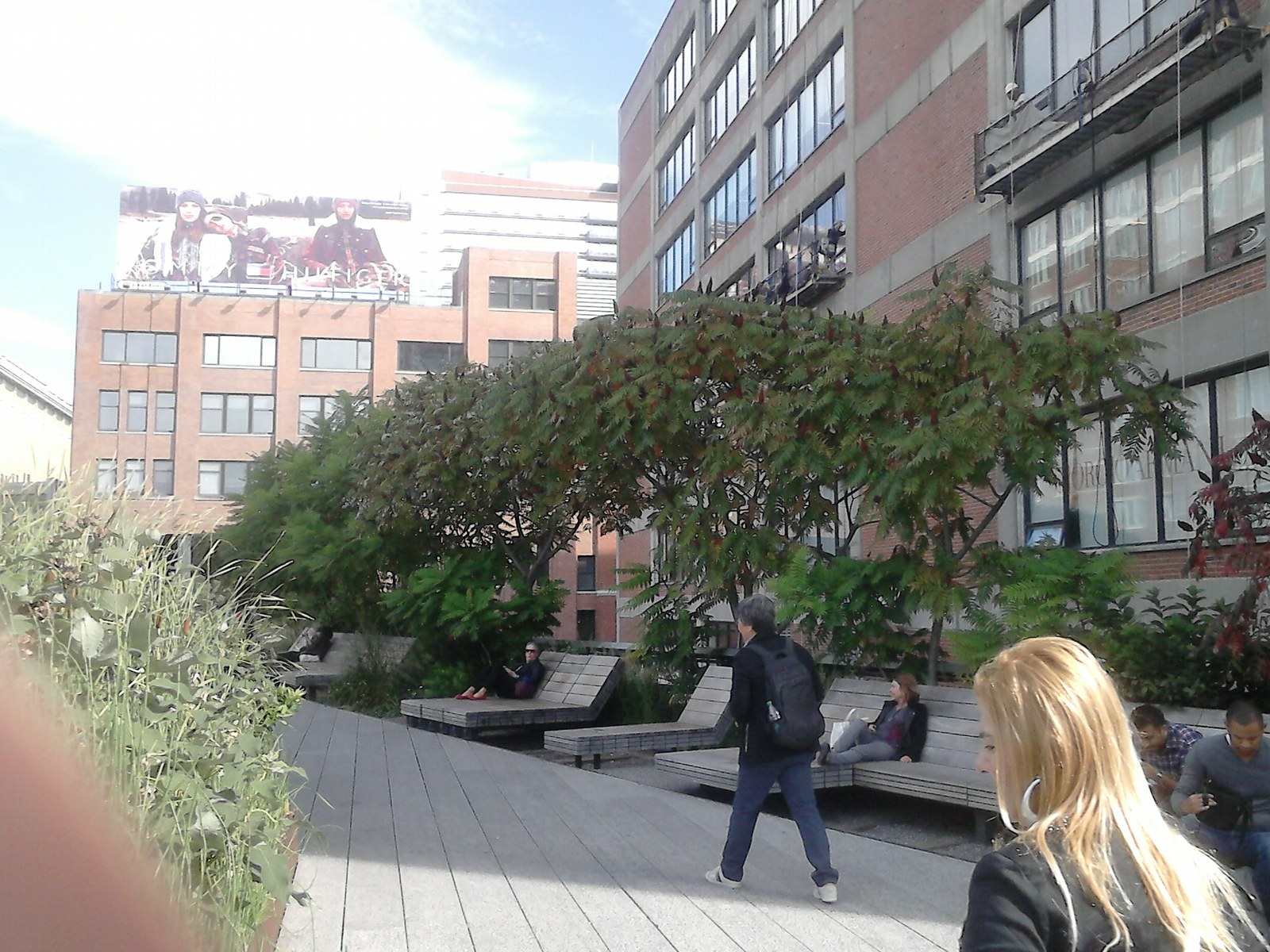 High Line — Người đi bộ trên sàn gỗ High Line giữa