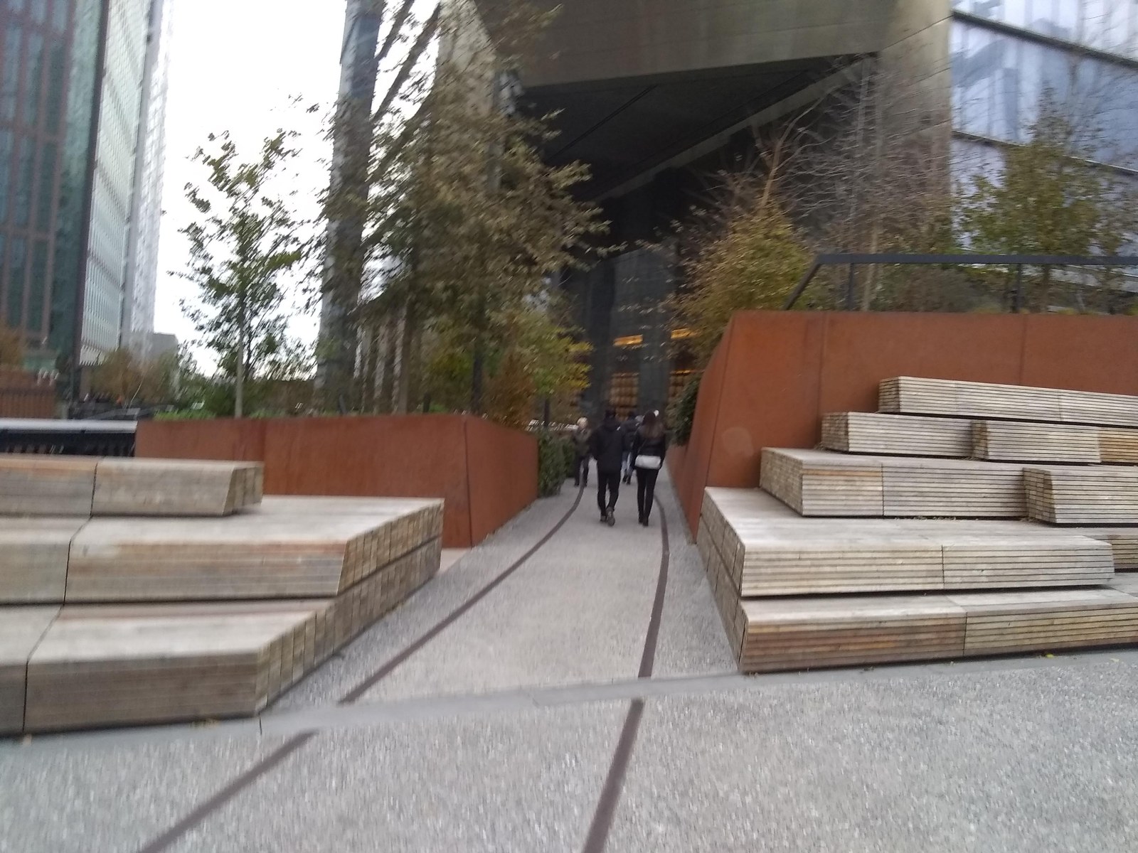 High Line — Khu bậc gỗ và ghế ngồi công cộng dưới