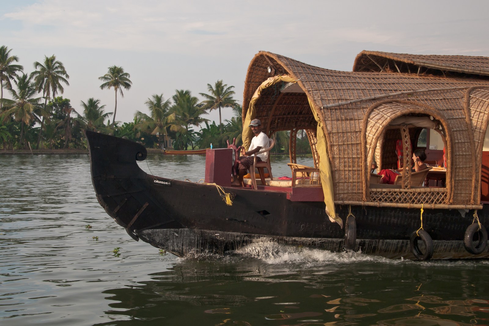 Nhà chống lũ — Houseboat gỗ mái vòm truyền thống nổi trên kênh