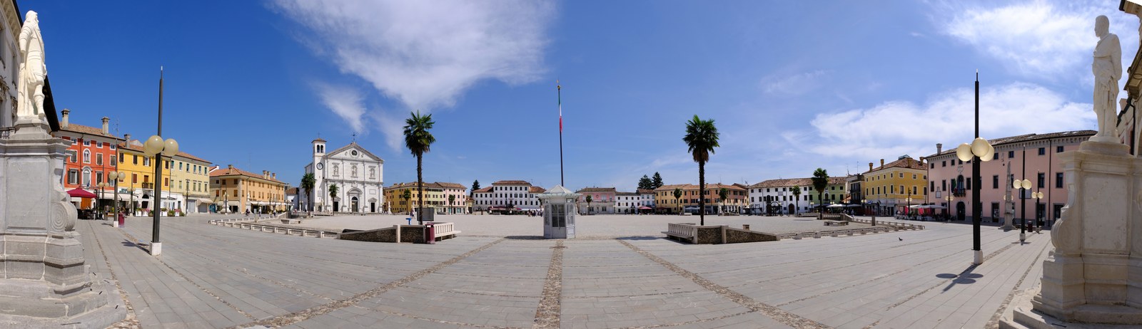 Quảng trường — Piazza Grande thị trấn pháo đài Palmanova (Ý) nhìn