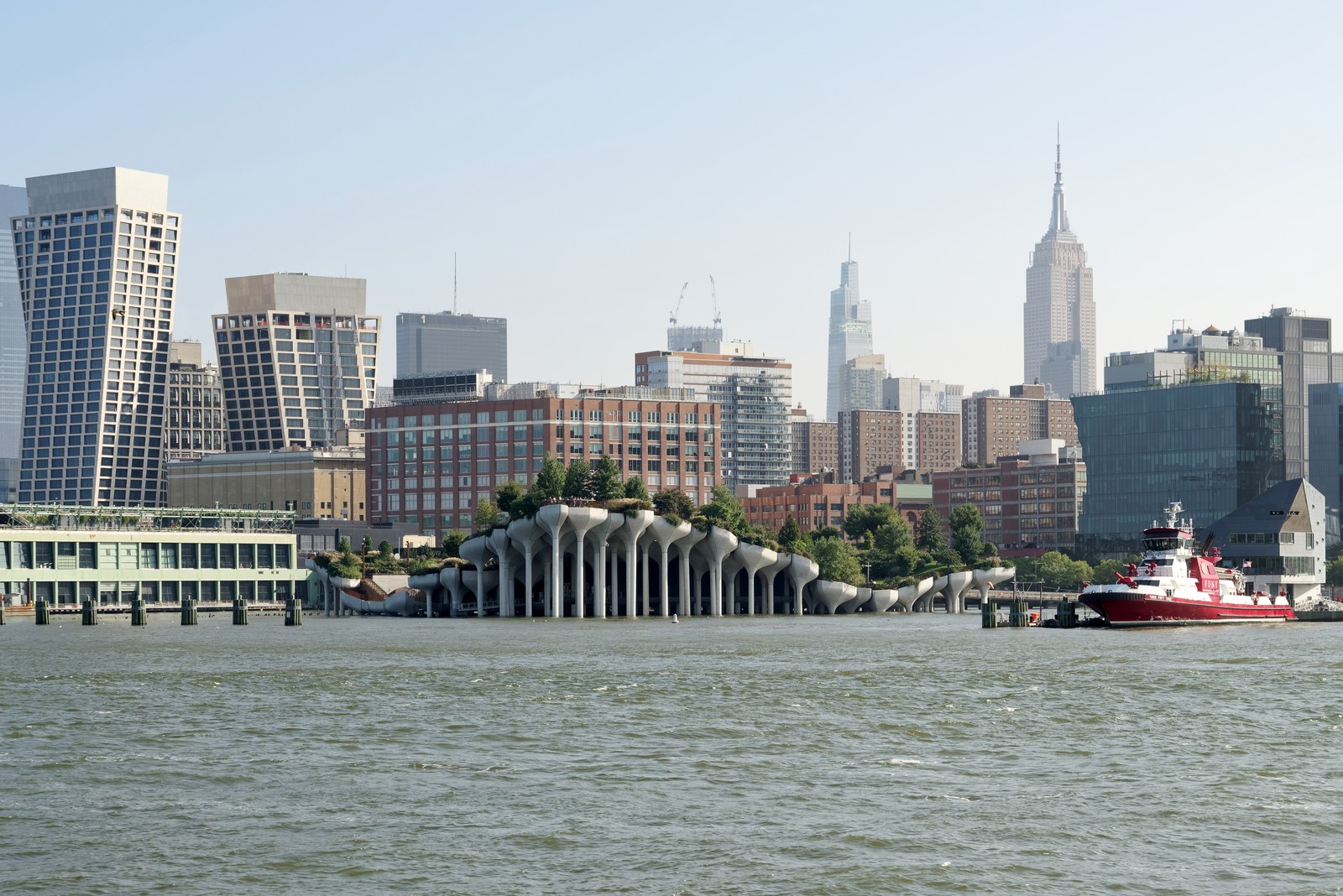 Little Island tại Pier 55, New York — công viên nổi trên các cột bê tông hình chậu hoa giữa sông Hudson