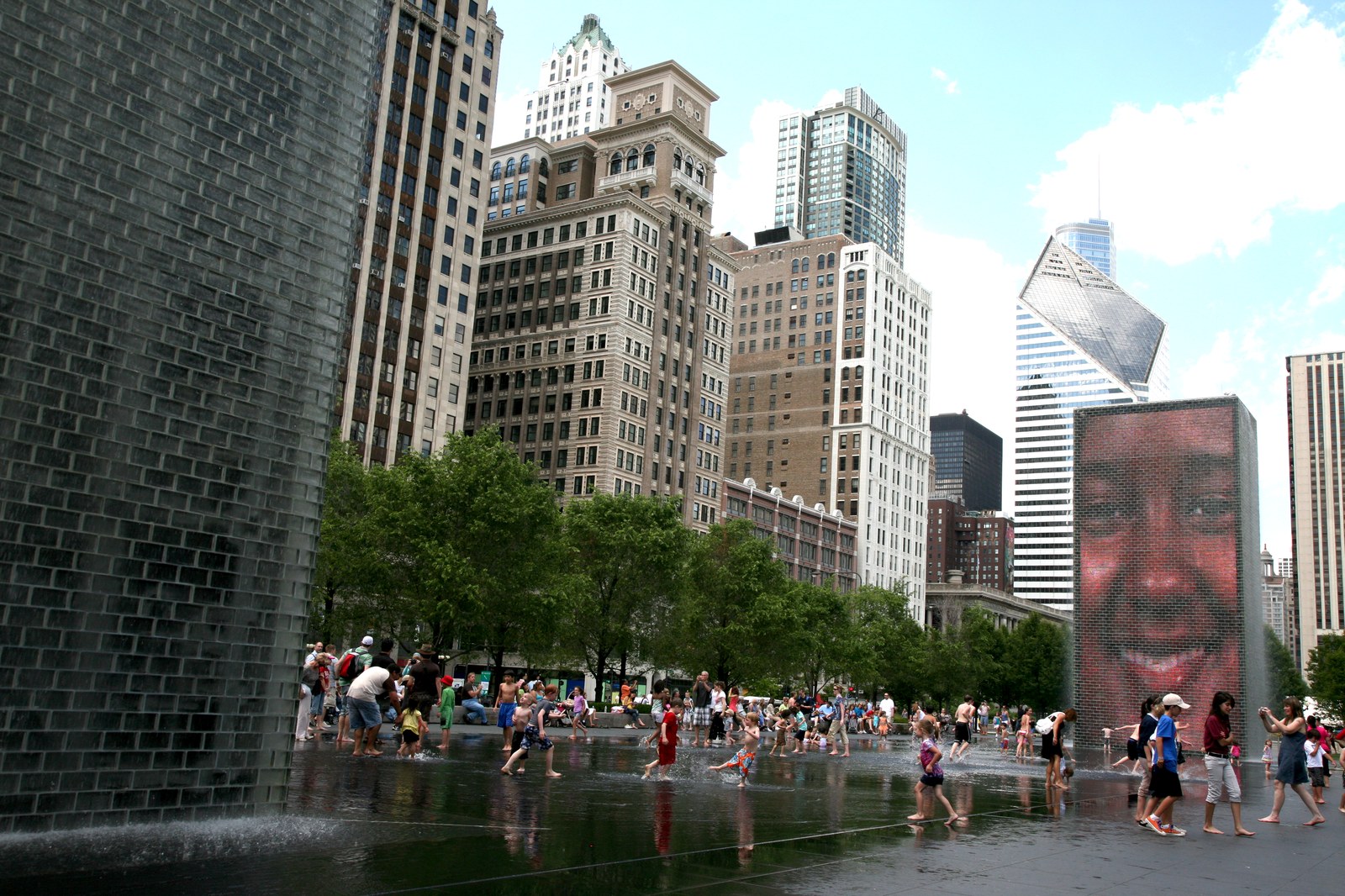 Millennium Park — Hai tháp kính LED của Crown Fountain hiển thị
