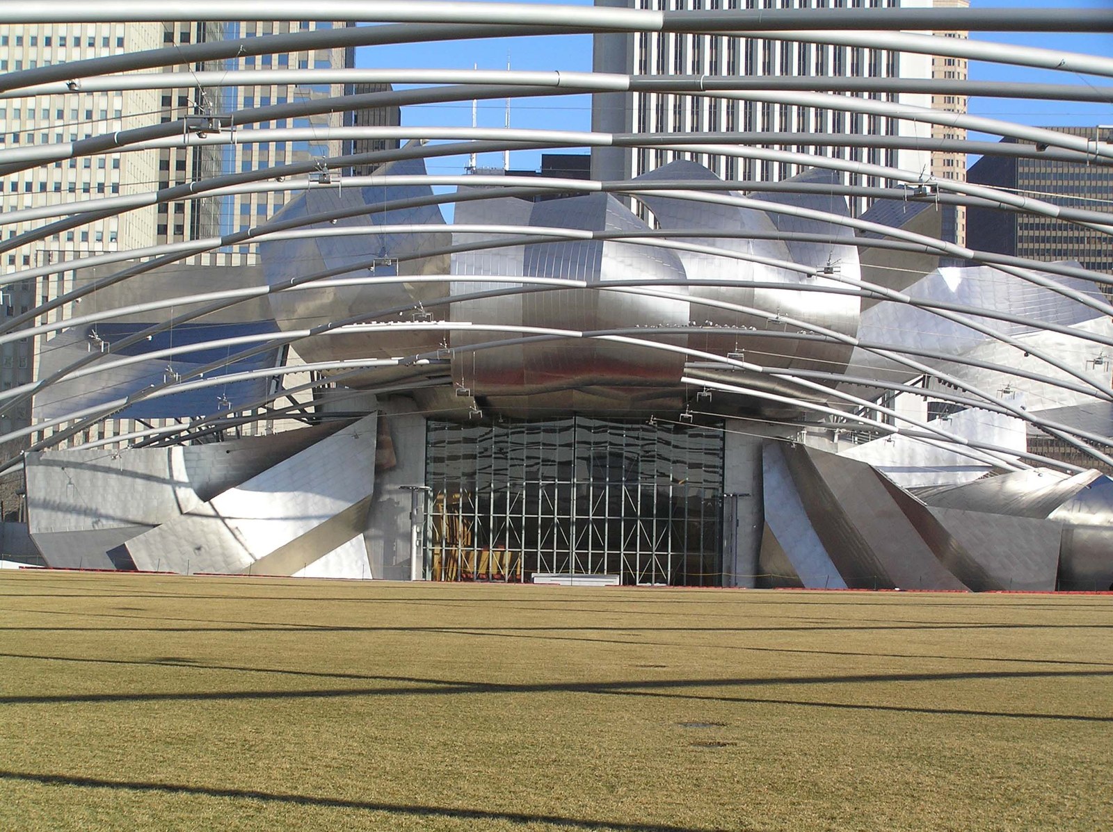 Millennium Park — Giàn trellis thép đỡ hệ thống loa trải trên
