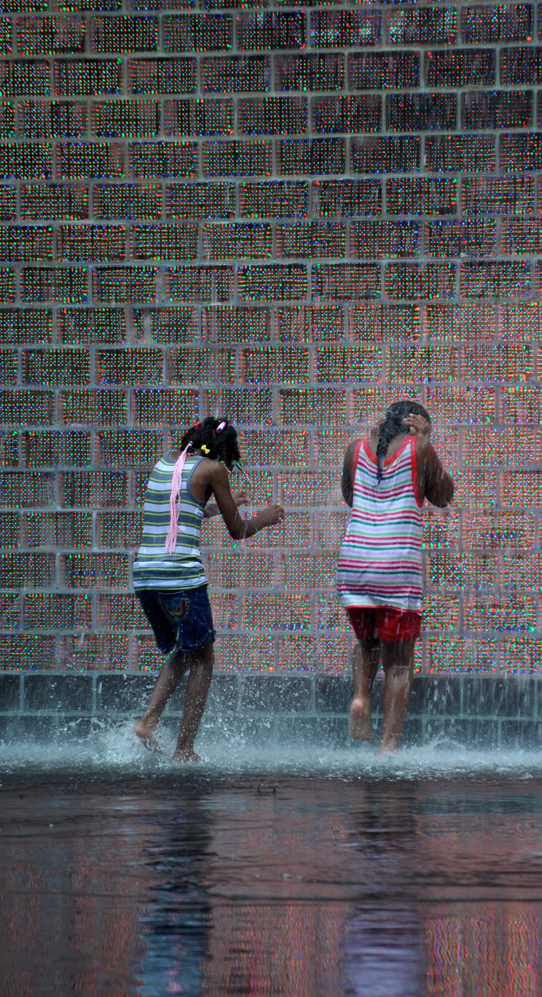 Millennium Park — Trẻ em lội trong hồ nước cạn của Crown