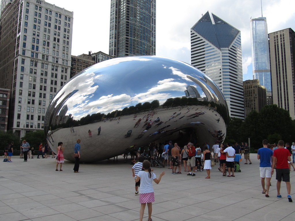 Millennium Park — Cloud Gate (“The Bean”) phản chiếu bầu trời và