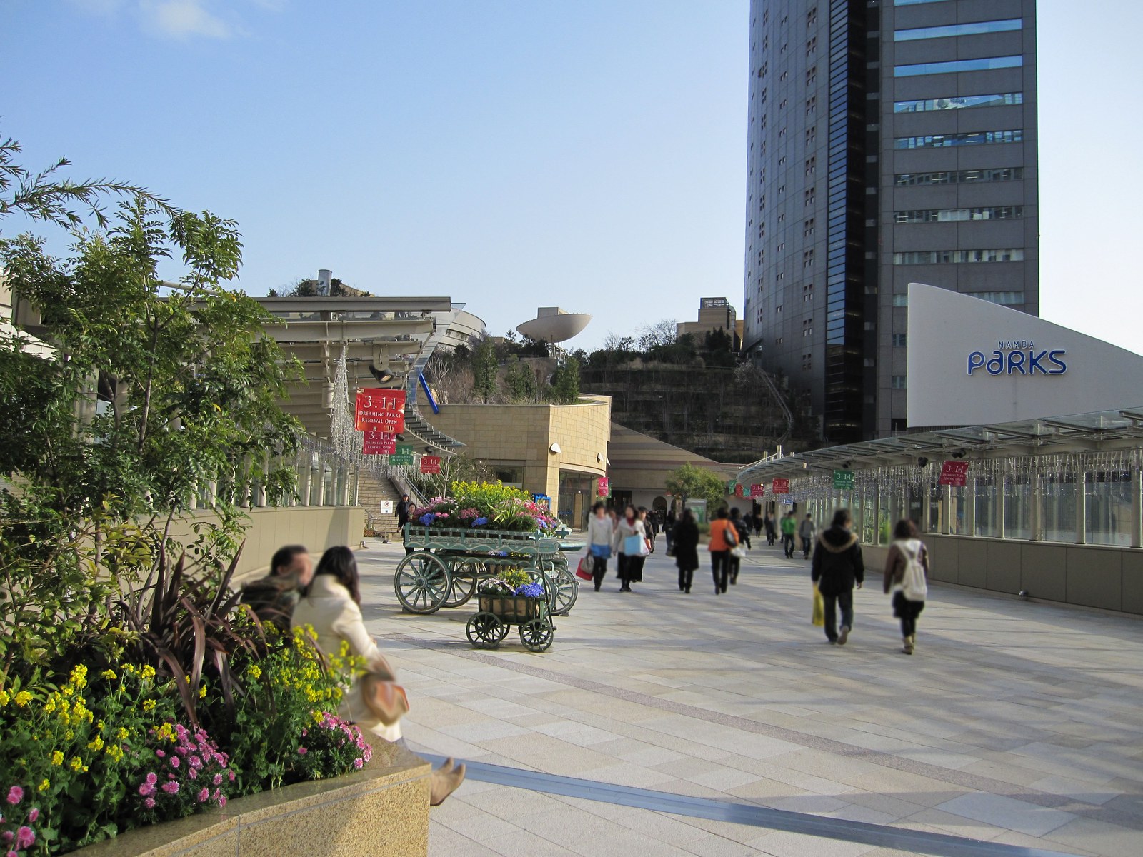 Namba Parks — Quảng trường lối vào tầng 2 của Namba Parks