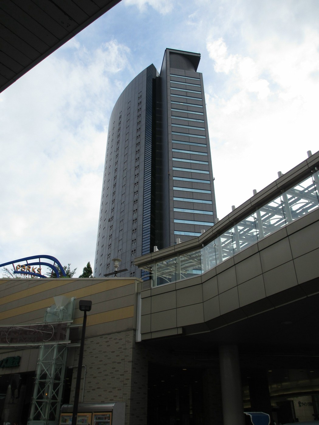 Namba Parks — Toà tháp văn phòng của Namba Parks (khối “Namba