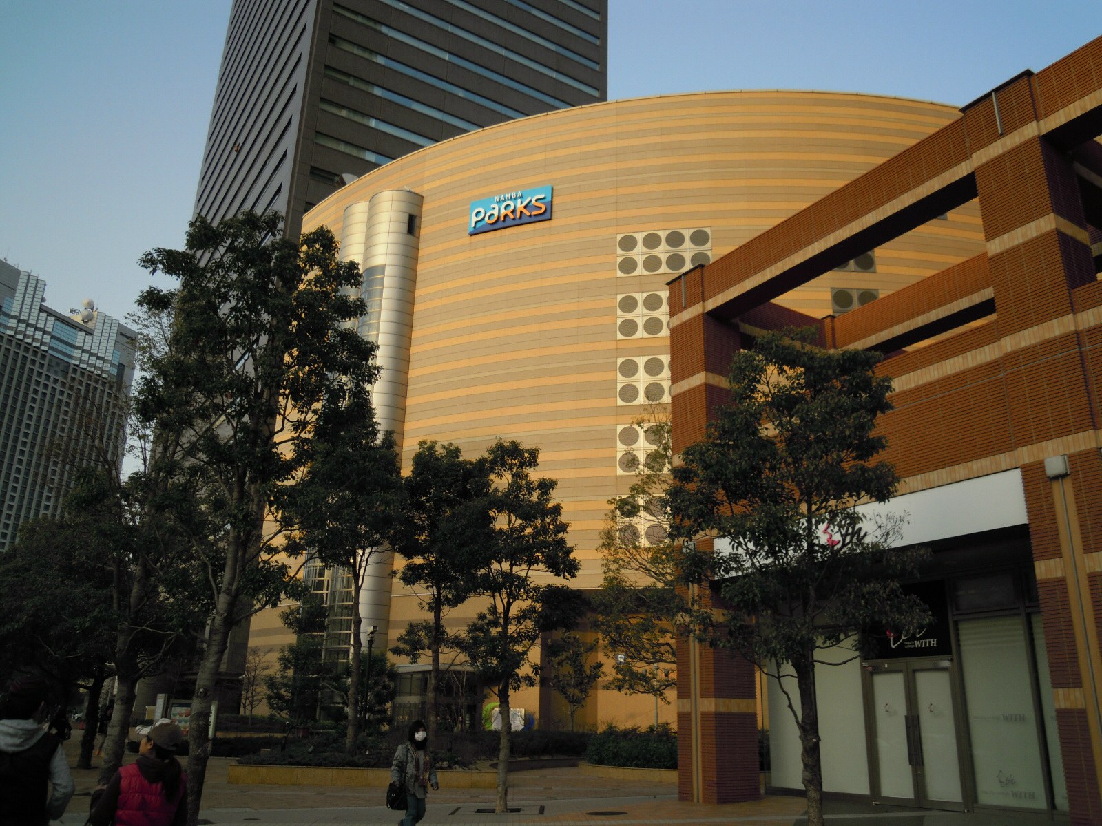 Namba Parks — Mặt tiền cong ốp gỗ nhiều lớp của Namba