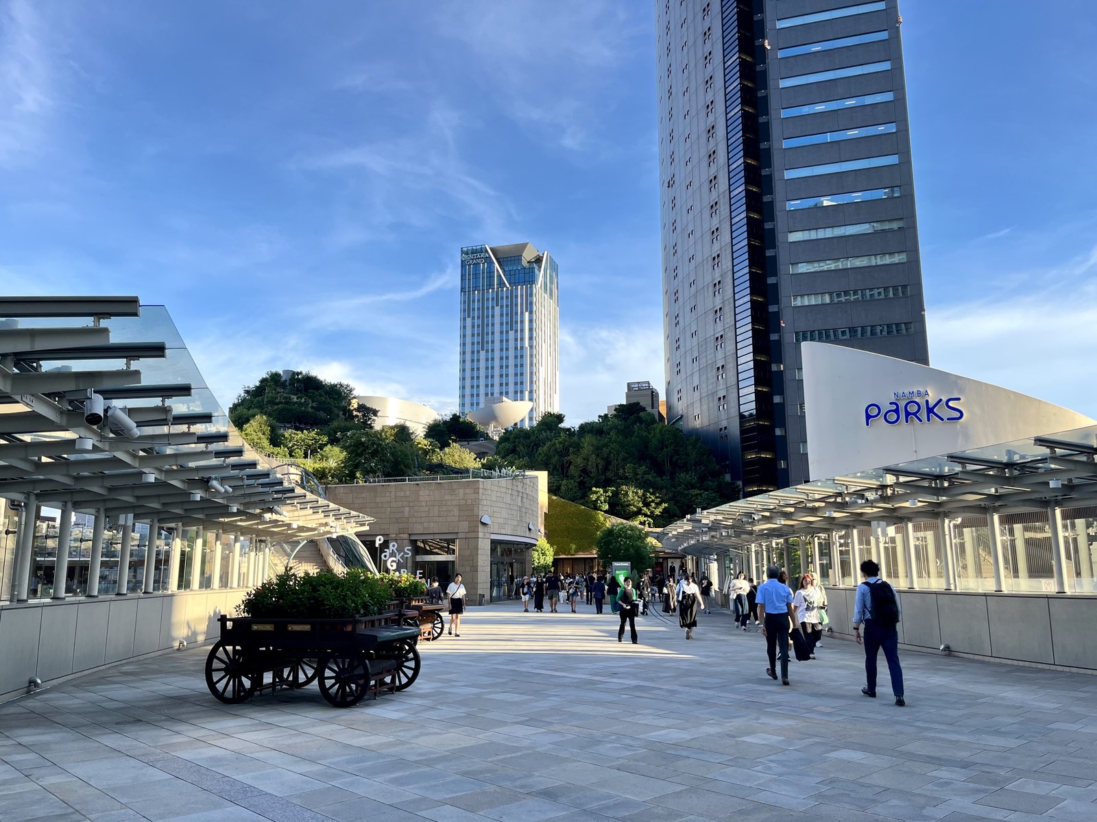 Namba Parks — Quảng trường lối vào Namba Parks với biển hiệu