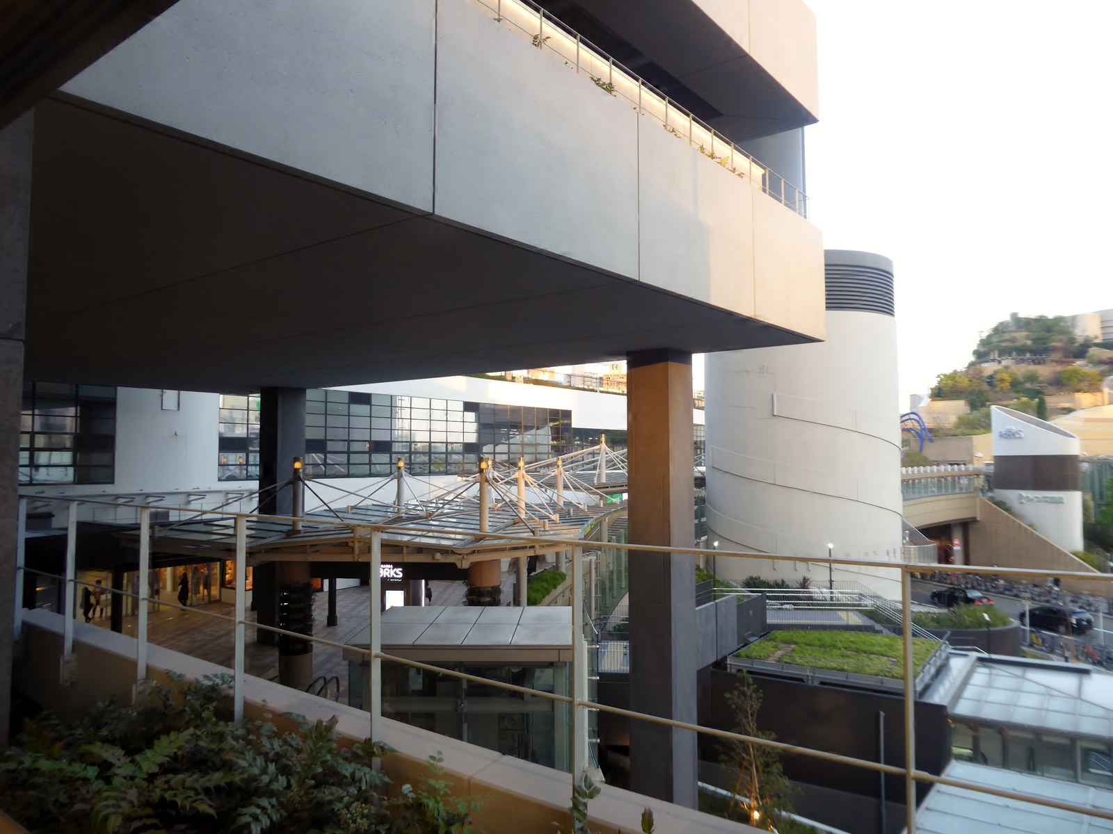 Namba Parks — Một cầu đi bộ lát đá nối hai khối