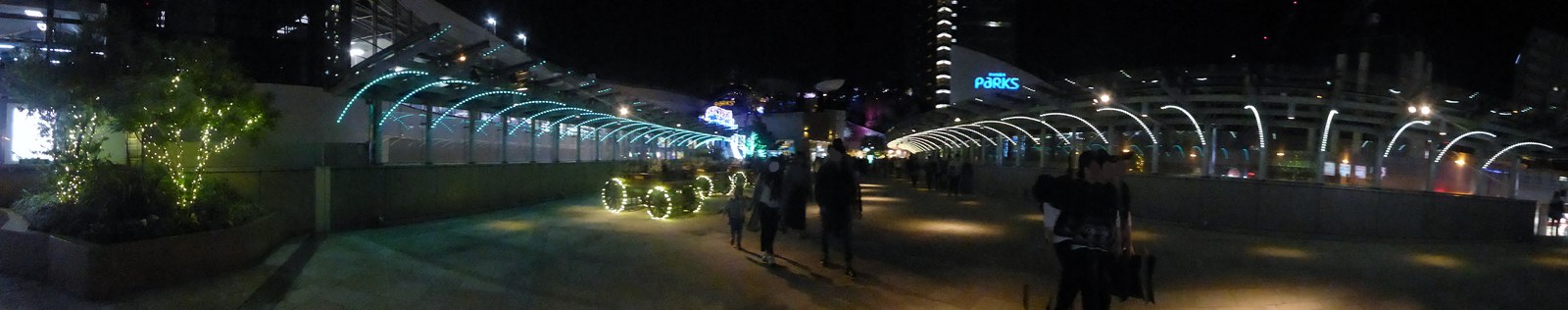Namba Parks — Hành lang Namba Parks về đêm