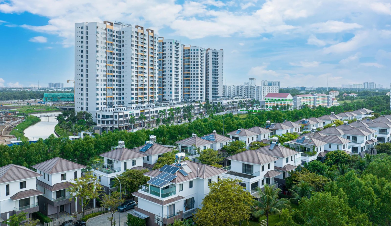 Ảnh phối cảnh khu đô thị Mizuki Park trên đường Nguyễn Văn Linh với các dãy biệt thấp tầng có mái ngói và tấm pin năng lượng mặt trời