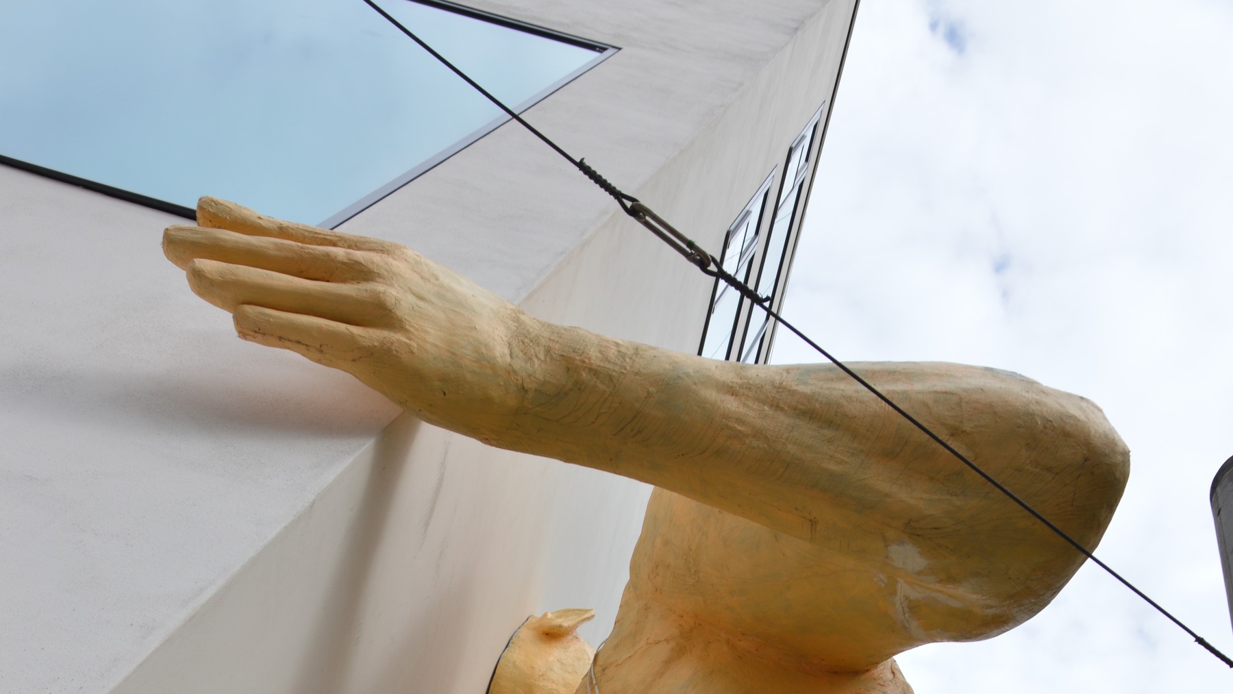 ERVIN LORÁNTH — Người đục tượng khổng lồ chui thẳng từ lòng đất lên quảng trường!