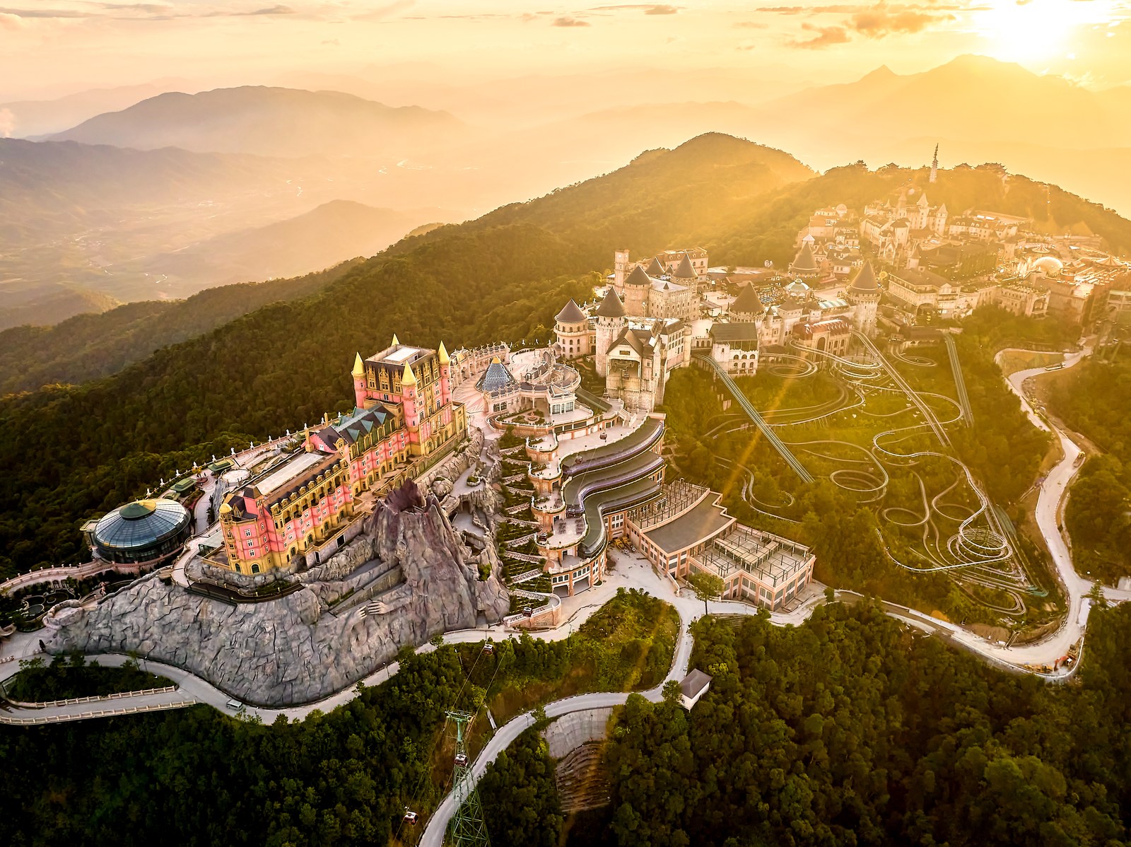 Toàn cảnh khu Sun World Ba Na Hills nhìn từ trên cao, các toà lâu đài giả cổ nằm trên đỉnh núi lúc hoàng hôn