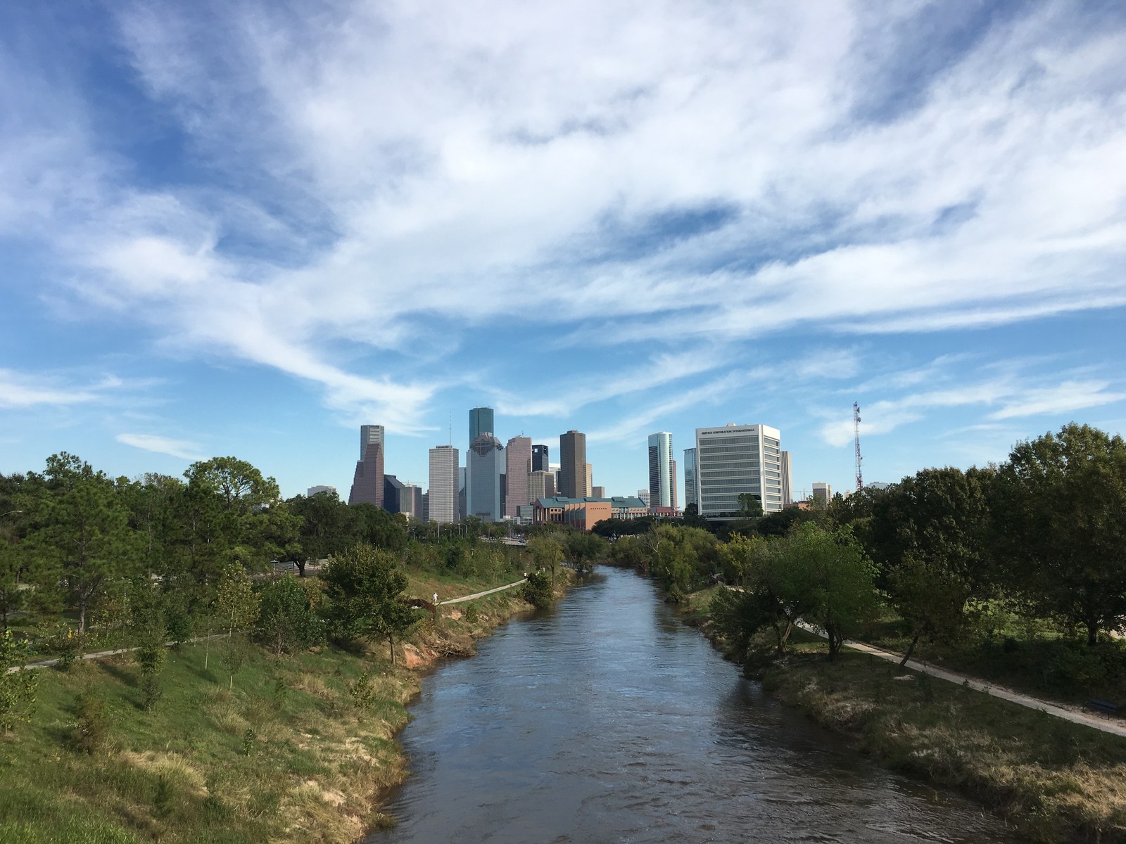 Nhìn dọc kênh Buffalo Bayou về phía các toà nhà trung tâm Houston