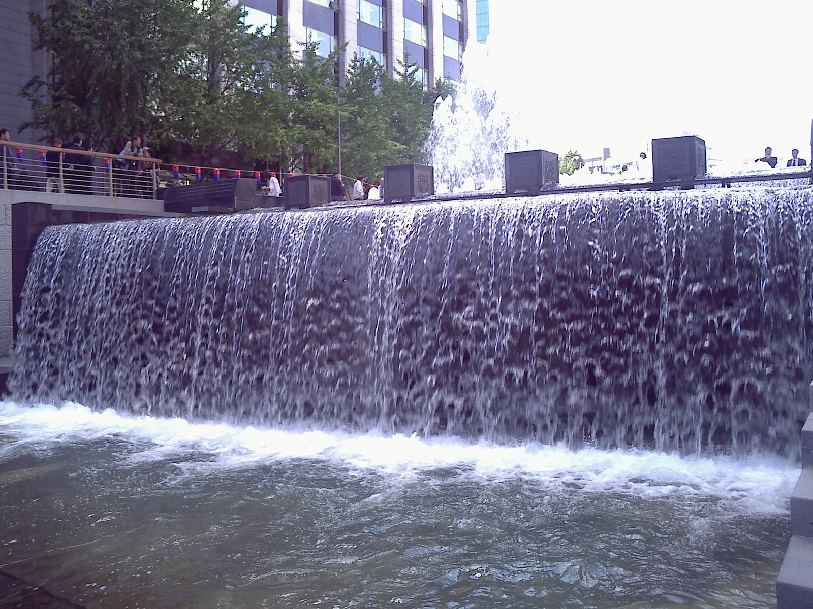 Toàn cảnh Cheonggyecheon giữa trung tâm Seoul