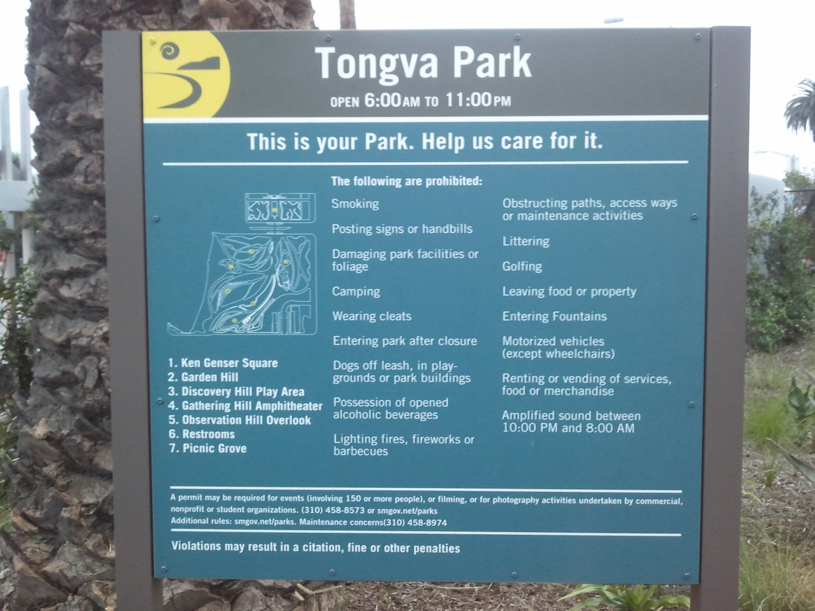 Bảng gỗ khắc chữ Tongva Park đặt ở lối vào công viên