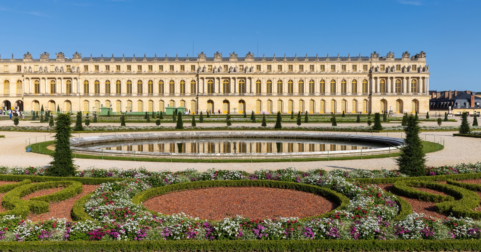 Vườn Versailles nhìn từ trên cao, hai bên trục đối xứng gương nhau