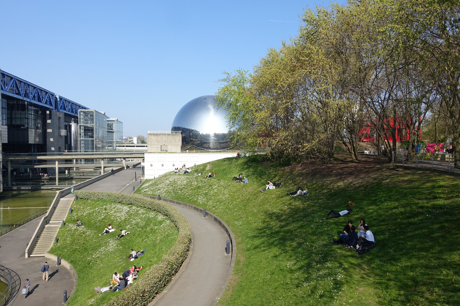Parc de la Villette — Bãi cỏ thoải với lối đi cong