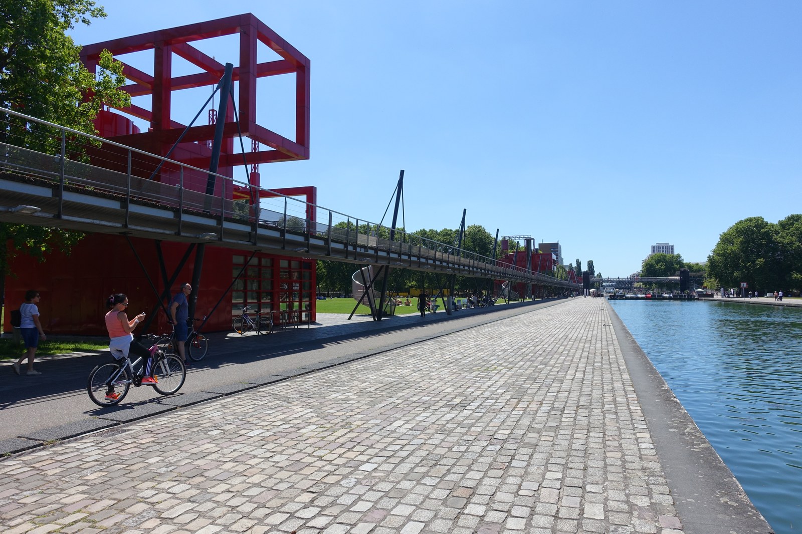 Parc de la Villette — Một folie thép sơn đỏ của Bernard Tschumi bên