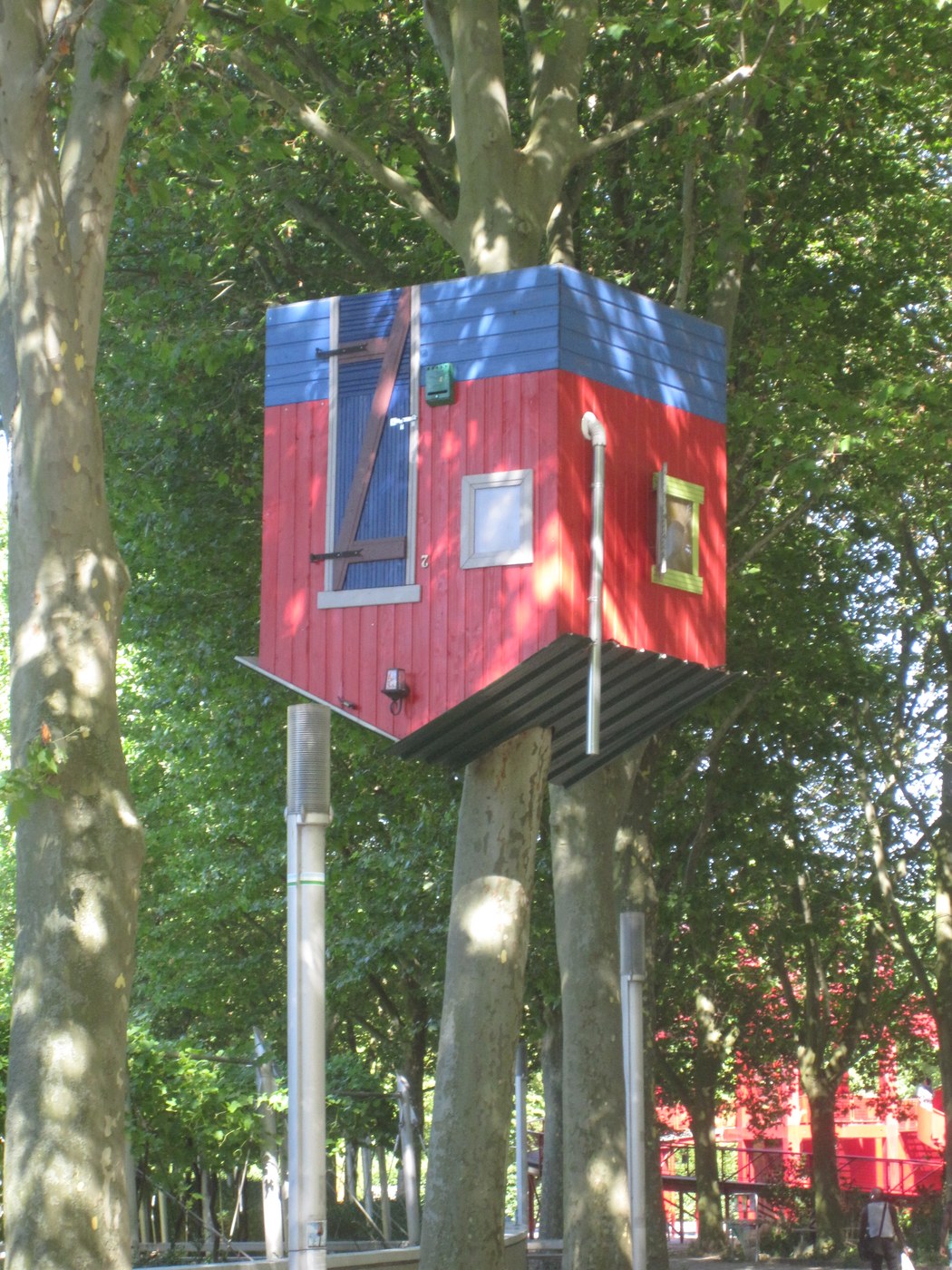 Parc de la Villette — Một tác phẩm sắp đặt dạng cabin gỗ đỏ-xanh