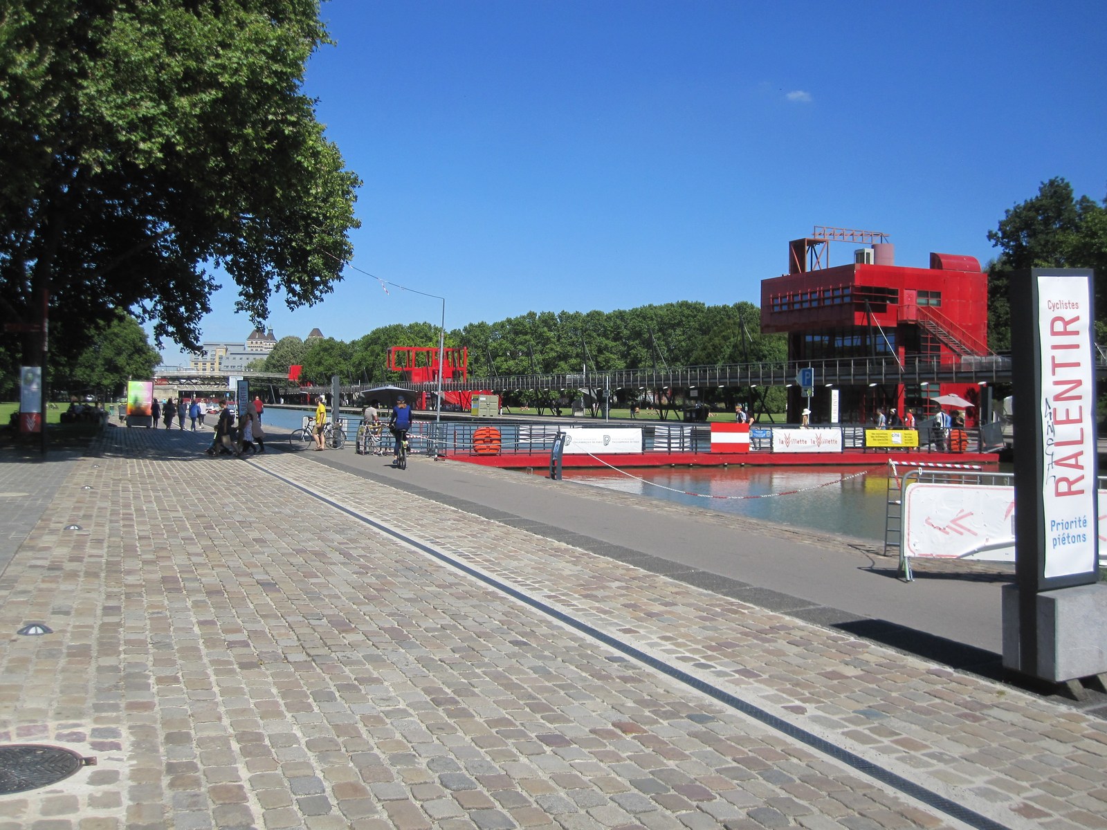 Parc de la Villette — Một nhánh kênh chạy qua Parc de la Villette