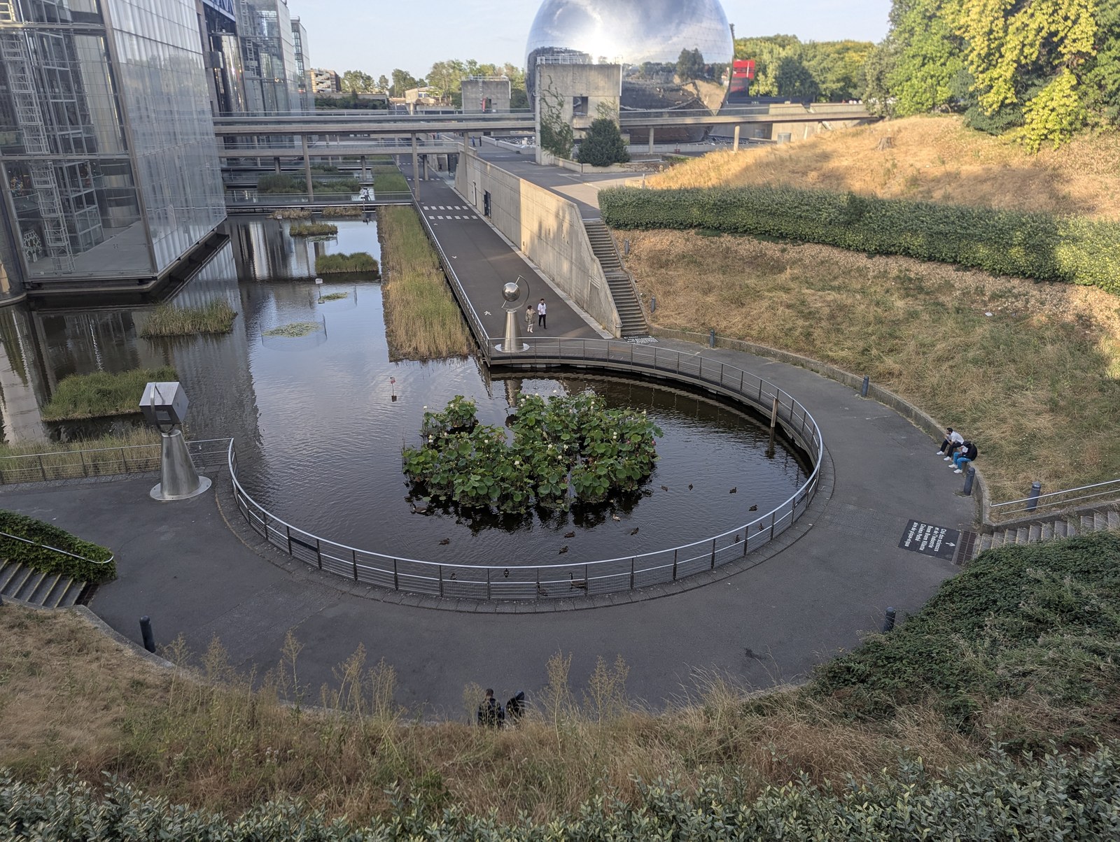Parc de la Villette — Nhìn từ trên cao xuống một bồn nước tròn