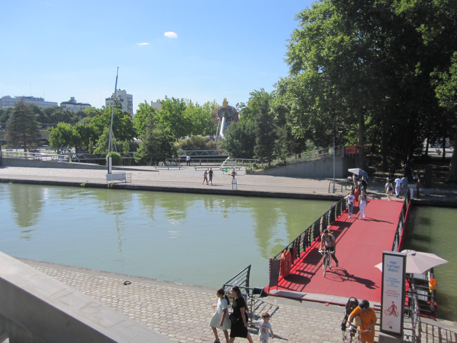 Parc de la Villette — Quảng trường lát đá ven kênh trong công viên